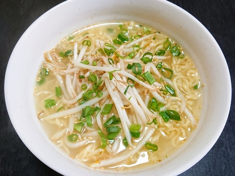 インスタントで☆ニンニクもやしの塩ラーメン